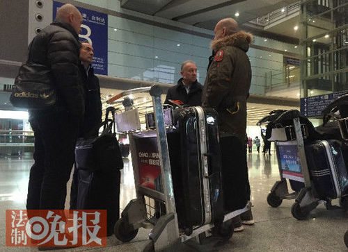 国安新帅扎切罗尼抵京 苦等近半小时被接走(图)