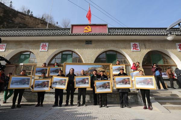 曹勇把《重返梁家河》宣传画送给他画中出现的村民