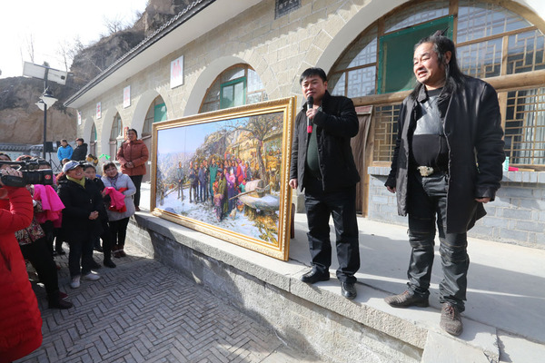 梁家河村党支部书记巩保雄在捐赠仪式上讲话