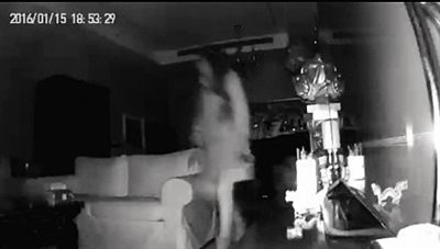 女粉丝私闯明星家中 裸身躺浴缸泡澡(图)