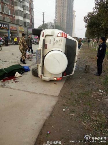 江西发生驾车冲撞行人事件致3死15伤 多为学生