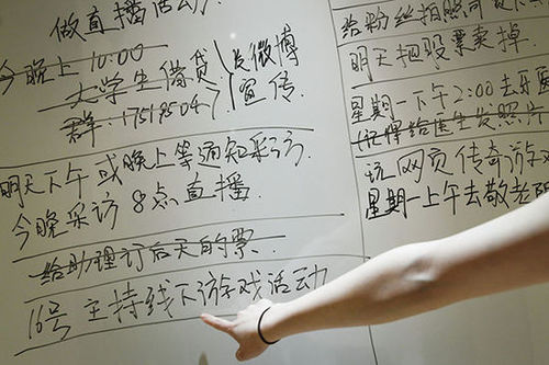 网络女主播镜头前一件件换衣服 60万人观看(图)