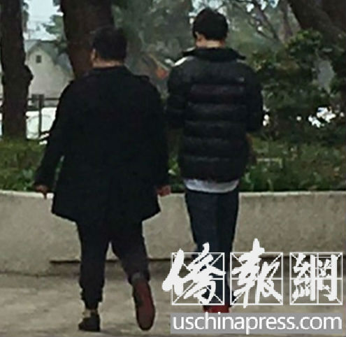 陆正（右）在同学的陪同下走出波莫纳法院大楼。（美国《侨报》/高睿 摄）