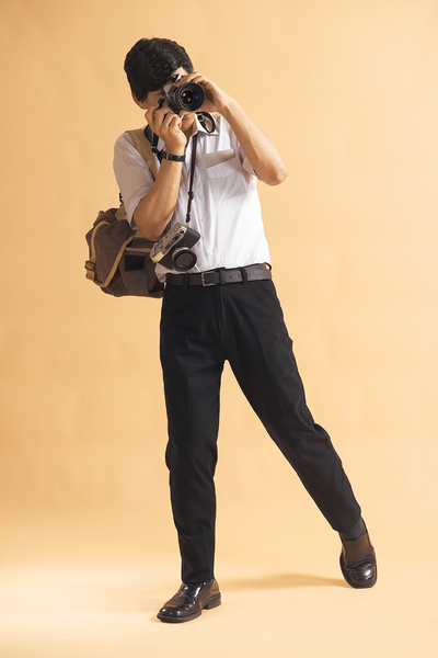 ■ 梁志和+黄志恒 Leung Chi Wo + Sara Wong ■ 有两部照相机的摄影记者 Photojournalist With Two Cameras  ■ 2010