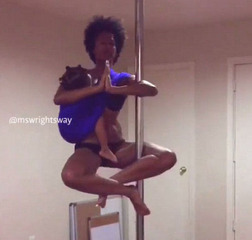 怀特已经在Facebook上分享视频，视频中怀特一边给女儿哺乳，一边跳钢管舞，引发了诸多争议。（网页截图）