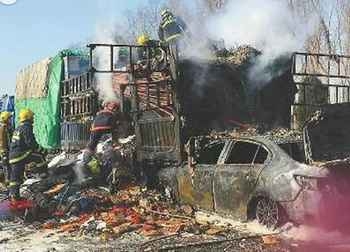 济青高速追尾起火