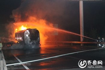 济青高速追尾起火2
