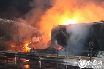 济青高速追尾起火3