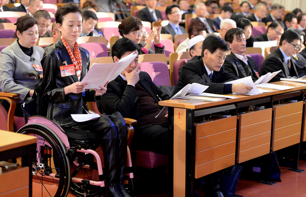 委员在开幕式现场听取报告。1