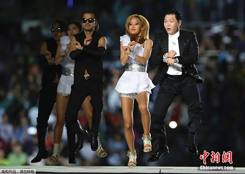 资料图：2014年仁川亚运会开幕式在仁川亚运主体育场举行。图为“鸟叔”朴载相开幕式献艺。