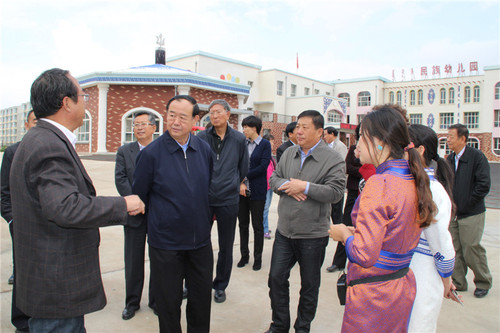 6杨成旺副主席（前左二）带领调研组就图书馆、博物馆、文化馆“三馆”免费开放后续建与管理赴乌兰察布市调研_副本