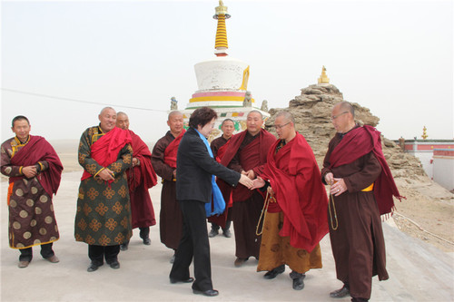 7陈羽副主席（中）与民宗委负责人赴鄂尔多斯走访看望佛教界人士_副本