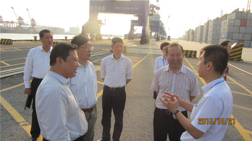 10自治区政协党组成员、副秘书长魏军（右二）和中共界二组委员在广州考察货贸海运情况_副本1