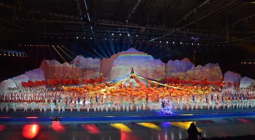 1月20日，第十三届全国冬季运动会在乌鲁木齐开幕。来自全国各地的运动健儿将在冰上项目、雪上项目、冬季两项、冰壶、冰球5个大项、11个分项和97个小项进行激烈角逐。（本报记者 齐波 摄）