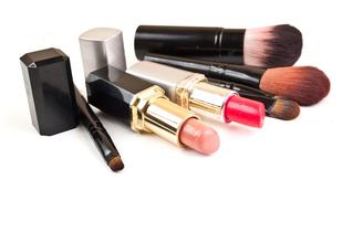 滥用化妆品 12岁女孩患上“矮小症”