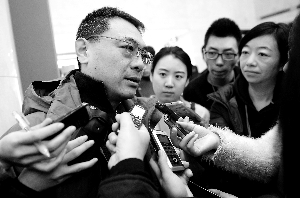 市政协委员陈小兵认为发展公共交通才是根本。首席摄影记者 蔡代征/摄