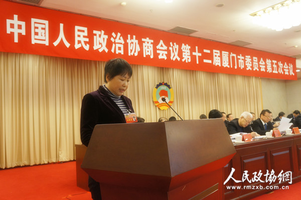 1月20日，在厦门市政协十二届五次会议的大会发言上，蓝萍委员代表民建厦门市委作题为《推动“十三五”厦门港集装箱吞吐量增长的建议》的发言。