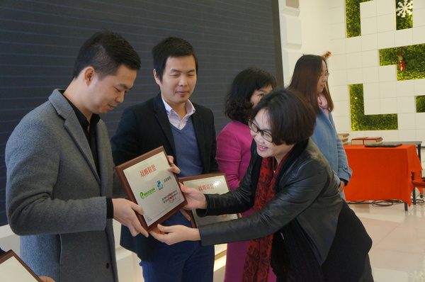 庄洁代表蝌蚪生态空间为战略合作机构授牌。