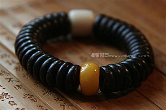 椰壳原料主要以海南椰壳为主。清代称“木牙”、“椰蒂”、“满贯”，盘佩椰壳佛珠，冬不凉手，夏不畏汗。 2015年年初，一条直径8mm以上椰蒂108颗圆珠价格能达数千元，而且难求。在这之前，一条椰壳隔片价格也在几十元左右。七八月份之后，椰壳价格开始下滑，椰蒂、椰壳圆珠开始大量出现，而且价格转低。目前，一条椰壳隔片15元左右就可买到。8mm左右的椰壳108颗扁珠价格通常低于200元，椰蒂价格比之略高。9*9mm尺寸的椰蒂圆珠，价格也跌破2000。拥有一条正圆椰蒂手串，已经不再是往昔的难求局面了。