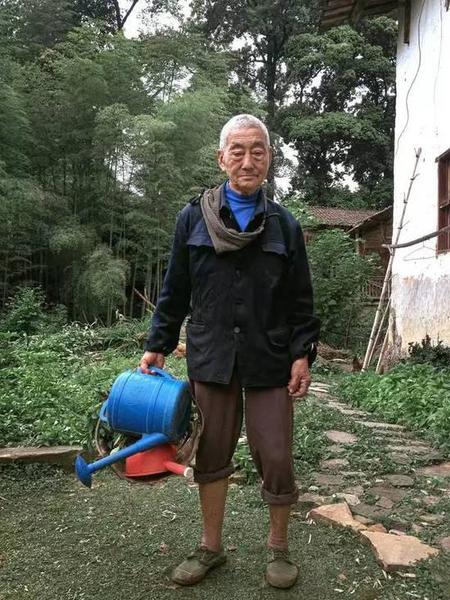 酷毙了！孙子给85岁爷爷拍了一组街拍照