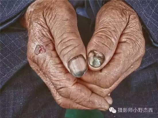 酷毙了！孙子给85岁爷爷拍了一组街拍照