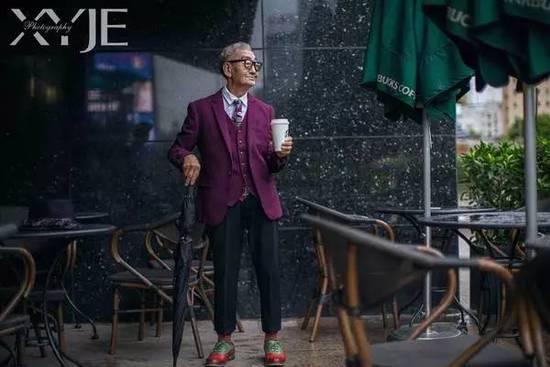 酷毙了！孙子给85岁爷爷拍了一组街拍照