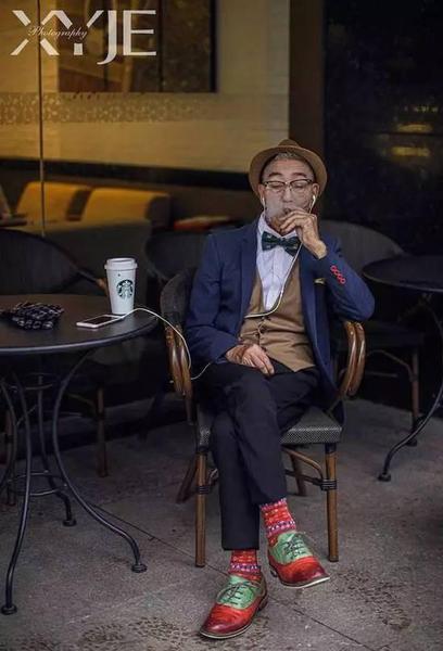 酷毙了！孙子给85岁爷爷拍了一组街拍照