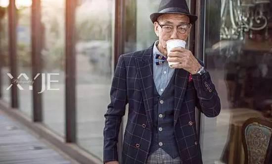 酷毙了！孙子给85岁爷爷拍了一组街拍照