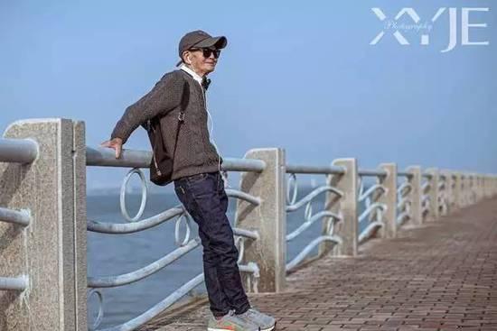 酷毙了！孙子给85岁爷爷拍了一组街拍照