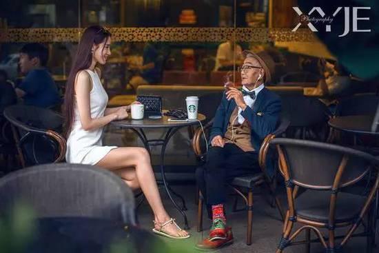 酷毙了！孙子给85岁爷爷拍了一组街拍照