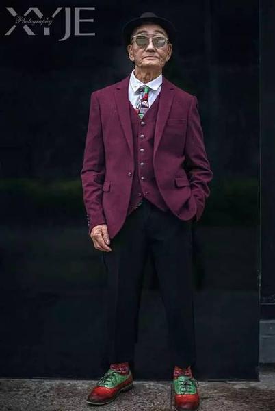 酷毙了！孙子给85岁爷爷拍了一组街拍照