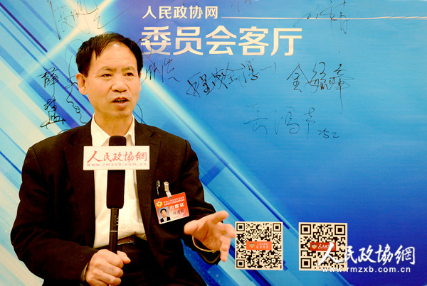 北京市政协委员赵建国23日下午接受人民政协报记者专访并做客人民政协网“委员会客厅”，介绍了本次全会他的关注点： 发展新能源汽车 对传统柴汽油车进行“深度限制”。 本报记者   田福良   王沥慷 摄影报道