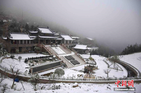 1月23日，受极强冷空气影响，福建宁德市气温大幅下降，该市寿宁县、柘荣县、周宁县等地普遍下起小雪，大地一片雪白，银装素裹惹人醉。图为柘荣县东狮山，大地一片雪白。 缪春 摄