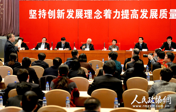 委员在专题座谈会现场发言