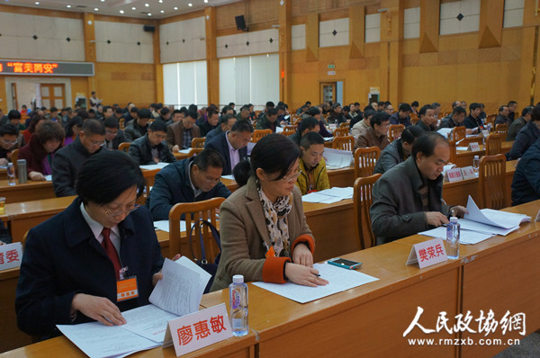 厦门市同安区政协委员在认真听取和审议常委会工作报告。