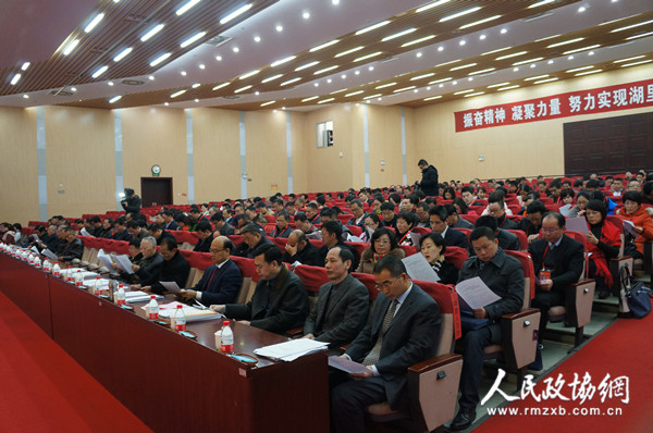 厦门市湖里区政协委员在认真听取和审议常委会工作报告。