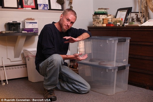 彻底跪了！美男子对蛇毒免疫以身试毒 16年被咬160次