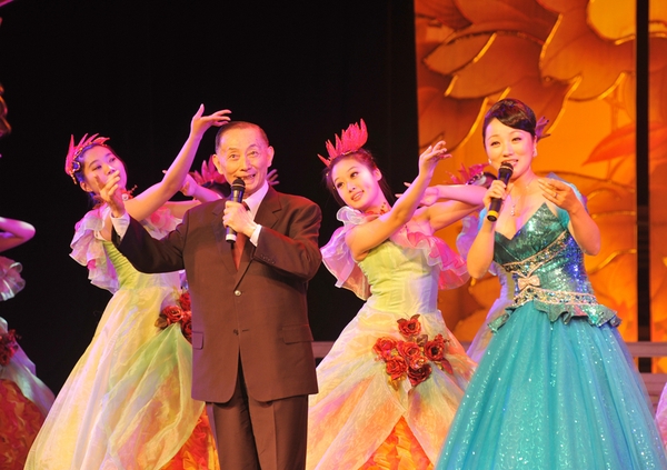 梅葆玖与肖迪（右一）师徒同台演出梅派名剧《贵妃醉酒》