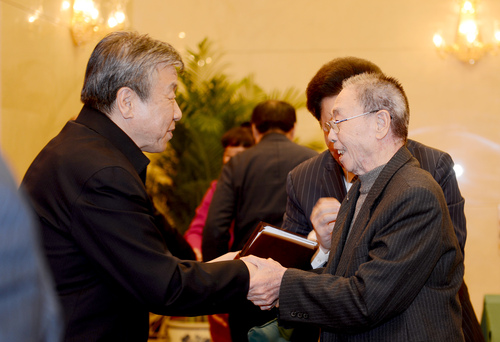 全国政协京昆室成立30年座谈会现场 全国政协副主席、京昆室主任卢展工问候老委员