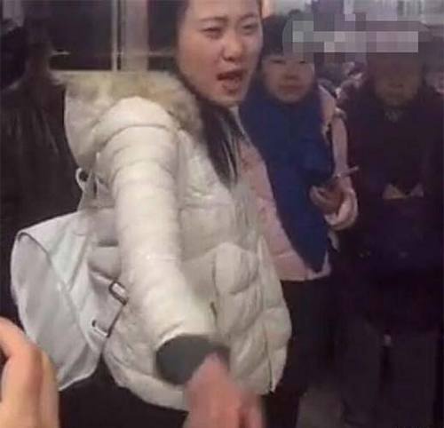 女子怒斥黄牛挂号费炒到4500元 北京卫计委介入