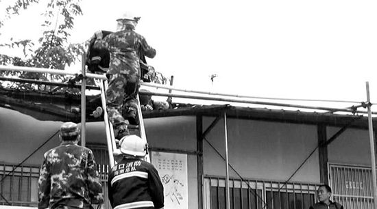 男子为讨薪欲跳楼被冻僵 消防人员脱衣为其取暖