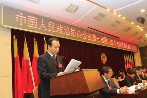 厦门市海沧区政协主席许成福作常委会工作报告。