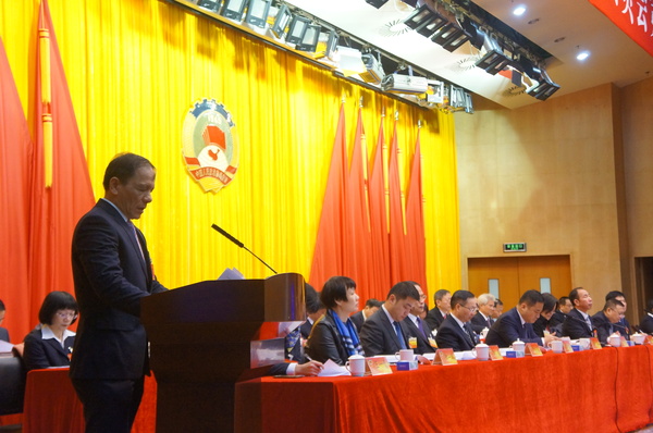 厦门市思明区政协副主席黄嘉斌作提案工作报告。