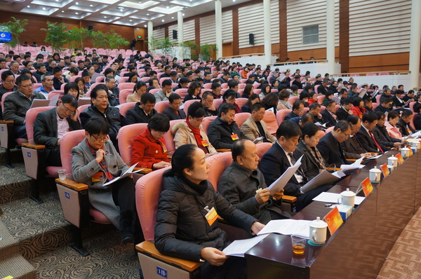 厦门市思明区政协委员在认真听取和审议常委会工作报告。