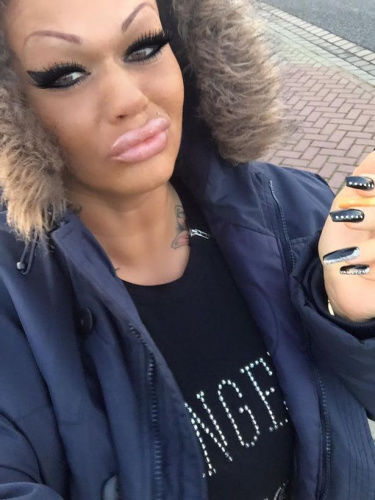 曼蒂在纹眉之前的照片。