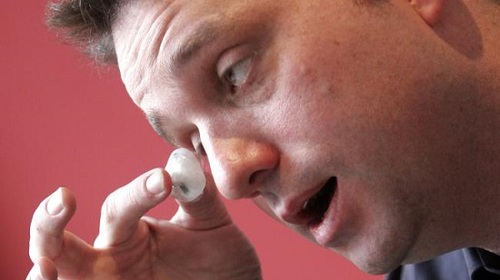 男子用迷你摄像机替代眼球独特“视角”拍纪录片