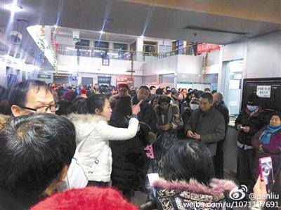 视频中，女子怒斥票贩子。