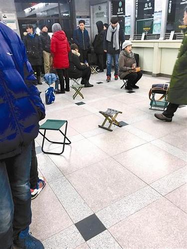 有人用座位占地排位。