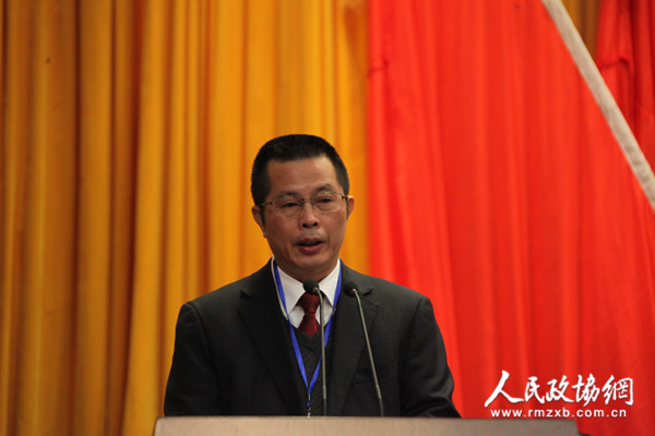 厦门市翔安区政协主席林进胜作常委会工作报告。