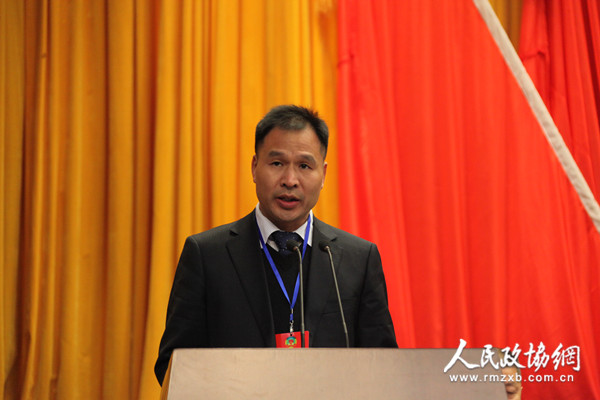 厦门市翔安区政协副主席曾繁振作提案工作报告。